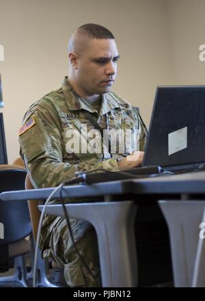 Spc. Sunia Laulile, Alpha Company, 156 Information Operations Battalion, 56th Theater Information Operations, funktioniert ein Netzwerk als gegnerische Streitmacht während der Internationalen Stiftskirche Cyber Defense Einladungs, 6. Juli 2018 zu verstoßen, bei Highline Community College in Des Moines, Washington Washington National Guard Soldaten der Internationalen Stiftskirche Cyber Defense Einladungs besucht, um die Informationstechnologie Studenten auf ihre Antworten auf Cyberangriffe erziehen. Stockfoto