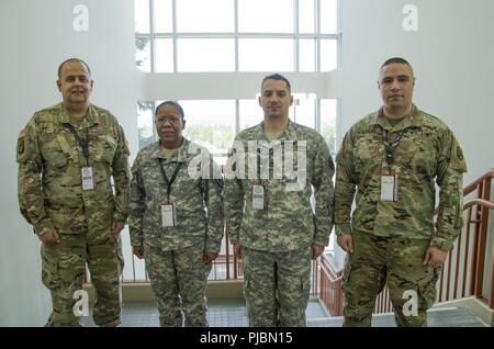 Cpt. Sameer Puri, 56 Theater Information Operations, Warrant Officer 2 Teonie Curtis, Sitz, und Sitz, und Sitz der Firma, 181St Brigade Support Battalion, Sgt. 1. Klasse Samuel Anderson, Joint Force Headquarters, SPC. Sunia Laulile, Alpha Company, 156 Informationen Operationen Bataillon, für ein Foto während der Internationalen Stiftskirche Cyber Defense Einladungs, 6. Juli 2018 darstellen, an Highline Community College in Des Moines, Washington Washington National Guard Soldaten der Internationalen Stiftskirche Cyber Defense Einladungs besucht, um Informationen technol erziehen Stockfoto