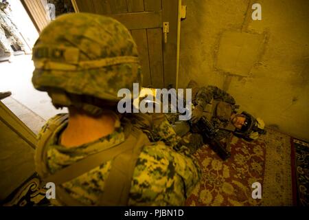 MARINE CORPS BASE CAMP Pendleton, Calif (10 Juli 2018) - US Marine Corps Lance Cpl. Austin Mellick, Links, ein fireteam Leader mit 2.BATAILLON, 1. Marine Regiment, schreibt eine neun-Bericht für einen simulierten Unfall an einer Infanterie Immersion Trainer (IIT) Während der Pacific Rim (Rimpac) Übung auf der Marine Corps Base Camp Pendleton, Kalifornien, 10. Juli 2018. Die IIT sofern die Marines mit "hands on" Praktische Anwendung der taktischen Fähigkeiten und Entscheidungsfindung in einem immersiven, Szenario-basierte Weiterbildung Umwelt. RIMPAC zeigt den Wert der amphibischen Kräfte und verfügt über eine hohe Valu Stockfoto