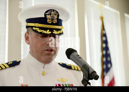 Cmdr. Lynn W. Christensen, ein US-Marine Chaplin aus dem 8 Coast Guard Bezirk in New Orleans, gibt einen Aufruf bei einem Befehl Zeremonie in Pascagoula, Mississippi, 11. Juli 2018. Während der Zeremonie, Kapitän Travis L. Carter erleichtert Kapitän Christopher S. Webb als der kommandierende Offizier des Projekts Außenstelle Gulf Coast. Stockfoto