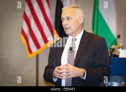 Pensionierte US-Armee Generalleutnant James L. Terry, ehemaliger US-Army Central kommandierenden General (2013-2015) und der erste Kommandeur der Combined Joint Task Force - inhärenten Lösen, diskutieren aktuelle regionale Koalition im Jahr 2018 Senior Strategie Session-arabischen Halbinsel/Levant in Arlington, Virginia, 11. Juli 2018. Terry, der derzeit als Senior Vice President für Business Development und Strategie für kubische Globale Verteidigung dient, ermutigt, regionalen Partnern eine gemeinsame Vision, die durch die Schaffung einer Koalition Land Operations Center zu erwerben als Grundlage zu teilen Ich Stockfoto
