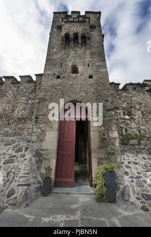 Mittelalterliche Kirche der Templer in den französischen Pyrenäen gelegen, ist der Friedhof mit Ritter der Templer. Stockfoto