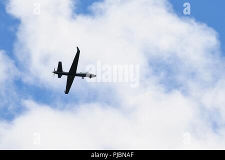 Ein MQ-9B SkyGuardian gleitet unter den Wolken Juli 10, 2018, über Grand Forks Air Force Base, North Dakota. General Atomics Aeronautical Systems und Northrop Grumman Corporation, beide Mieter von Grand Forks AFB der Enhanced-lease, startete die SkyGuardian mit Unterstützung der 319 Operations Support Squadron. Der SkyGuardian Flug ist die erste trans-Atlantic Flug für ein Medium Altitude, Long Endurance - Remote - pilotiert von Flugzeugen. Stockfoto