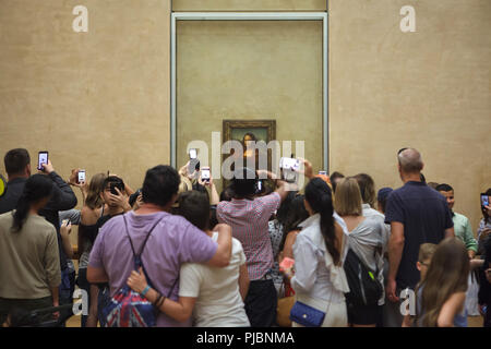 Besucher verwenden ihre Smartphones machen Sie Fotos von dem berühmten Gemälde "Mona Lisa" ("La Gioconda") durch die italienische Renaissance Maler Leonardo da Vinci in der Louvre in Paris, Frankreich angezeigt. Stockfoto
