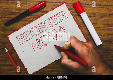 Wort schreiben Text Jetzt Registrieren. Business Konzept für Namen in eine offizielle Liste eintragen Mitglied registrieren zu sein Mann hand Marker notebook Papier exp Stockfoto