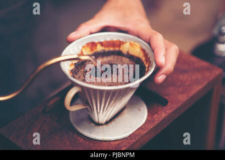 Herstellung gebraut Kaffee aus dampfenden Filter Tropf Stil. Stockfoto