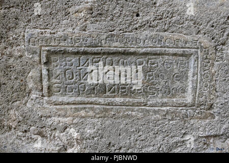 Mittelalterliche Kirche der Templer in den französischen Pyrenäen gelegen, ist der Friedhof mit Ritter der Templer. Stockfoto