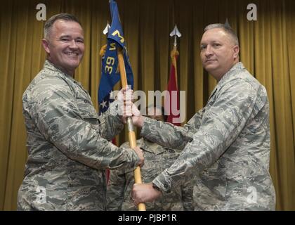 INCIRLIK, Türkei - US Air Force Colonel Paul Quigley, 39th Waffen System Security Group Commander, präsentiert die Guidon, Oberstleutnant William Thomas, 39 Maintenance Squadron Commander, die während eines Befehls Zeremonie in Incirlik, Türkei, 11. Juli 2018. Die Verabschiedung des Guidon bedeutet die förmliche Übertragung der Autorität und Verantwortung von einem kommandierenden Offizier zu einem anderen. Stockfoto