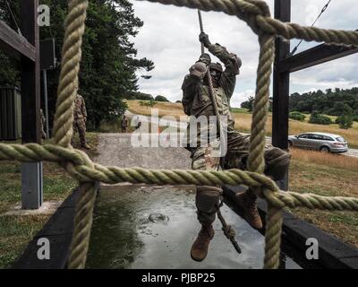 Us-Soldaten zu 21 Theater Sustainment Command zugeordnet sind, konkurrieren in der besten Krieger Wettbewerb 2018, in Baumholder, 08 - 12 Juli, 2018. Die besten Krieger Wettbewerb ist eine einwöchige Veranstaltung Teilnehmer an ihre physischen und psychischen Grenzen. Der Zweck der besten Krieger Wettbewerbs ist es, die Moral zu fördern, den Zusammenhalt zwischen den Einheiten zu verbessern und die Bedeutung individueller Exzellenz stärken innerhalb der Armee Beruf Stockfoto