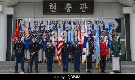 Die Ehrengarde posiert für ein Gruppenfoto vor der Rückführung Zeremonie fängt bei Memorial Hall in Seoul, Republik Korea, 13. Juli 2018. Die Rückführung Zeremonie wurde zu Ehren koreanischen Krieg gefallenen Helden, indem sie ihr weiterhin an ihre Lieben. Stockfoto