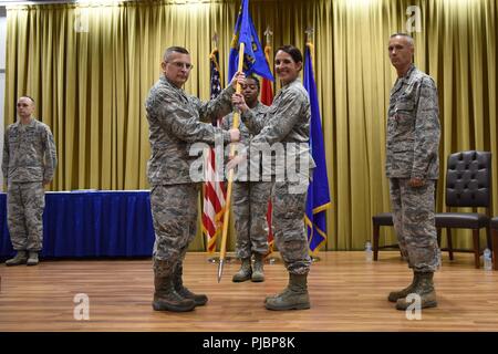 Us Air Force Colonel David Williams, 39th Mission Support Group Commander, präsentiert die Guidon, US Air Force Maj Marjorie N. Malloy, eingehende 39th Force Support Squadron Commander, während die 39 FSS Ändern des Befehls Zeremonie an in Incirlik, Türkei, 12. Juli 2018. Die Tradition des CoC Zeremonie stellt eine formelle Übertragung der Autorität und Verantwortung des scheidenden Kommandanten an die eingehenden Commander. Stockfoto