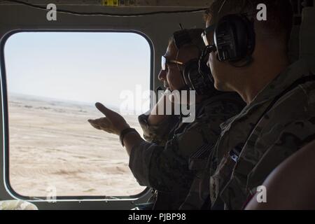 Gen. Chiya, Kommandant der syrischen Demokratischen Kräfte in Syrien naher Fluss Euphrat Valley, nennt einige der kürzlich befreiten Gebieten der US-Armee Generalmajor James B. Jarrard, Kommandeur der Special Operations Joint Task Force - inhärenten lösen, wie Sie über Syrien, Juli 11, 2018 fliegen. Die Koalition Generäle met mit Gen. Chiya der Fortschritt der Operation Roundup zu diskutieren und einen Rundflug von Neu befreiten Gebieten in der MERV. Stockfoto