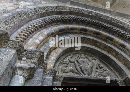 Mittelalterliche Kirche der Templer in den französischen Pyrenäen gelegen, ist der Friedhof mit Ritter der Templer. Stockfoto