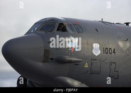 Ein US Air Force B-52 Stratofortress Bomber, dem 96Th Expeditionary Bomb Squadron zugewiesen wird, landet auf der Andersen Air Force Base, Guam, 13. Juli 2018. Die 96Th Expeditionary Bomb Squadron von Barksdale Air Force Base, La., übernahm der US-Indo-Befehl des kontinuierlichen Bomber Präsenz mission vom 20. EBS. Stockfoto