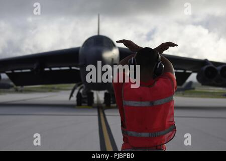 Ein US Air Force Airman Marschälle a B-52 Stratofortress, dem 96Th Expeditionary Bomb Squadron zugeordnet, auf Andersen Air Force Base, Guam, 13. Juli 2018. Die 96Th Expeditionary Bomb Squadron von Barksdale Air Force Base, La., übernahm der US-Indo-Befehl des kontinuierlichen Bomber Präsenz mission vom 20. EBS. Stockfoto