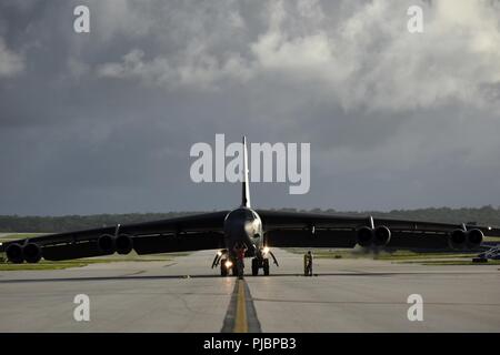 Ein US Air Force Airman Marschälle a B-52 Stratofortress, dem 96Th Expeditionary Bomb Squadron zugeordnet, auf Andersen Air Force Base, Guam, Juli 13, 2018,. Die 96Th Expeditionary Bomb Squadron von Barksdale Air Force Base, La., übernahm der US-Indo-Befehl des kontinuierlichen Bomber Präsenz mission vom 20. EBS. Stockfoto