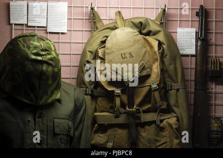 Gemeinsame WWII ära Marine Corps uniform, Ausrüstung und Waffen sitzen auf dem Display in der Schlacht von Okinawa Historische Anzeige im Camp Kinser während einer Marine Corps Community Services - geförderte Tour von historisch bedeutenden Sehenswürdigkeiten in Okinawa, Japan, 13. Juli 2018. Während der Tour, Marinesoldaten und Matrosen mit der 31 Marine Expeditionary Unit erlernte über die brutalen Kämpfe der Schlacht von Okinawa, die US-Marine, US Navy und der US-Armee narbig Kräfte gegen die Kaiserlichen Truppen von Japan. Die mehr als zwei Monat Schlacht behauptete Hunderttausende von Menschenleben, die beide Mili Stockfoto