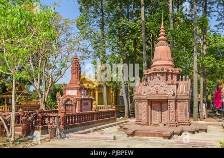 Chong Koh, Kambodscha - April 9, 2018: Ort der Anbetung und eine Kult einer kleinen abgelegenen Dorf Chong Koh am Ufer des Mekong River mit seiner Stu Stockfoto