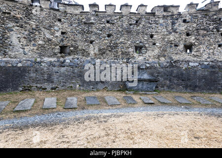 Mittelalterliche Kirche der Templer in den französischen Pyrenäen gelegen, ist der Friedhof mit Ritter der Templer. Stockfoto