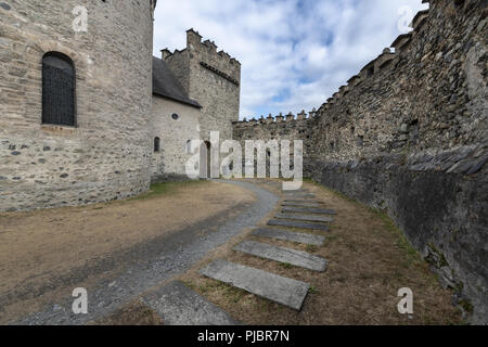 Mittelalterliche Kirche der Templer in den französischen Pyrenäen gelegen, ist der Friedhof mit Ritter der Templer. Stockfoto