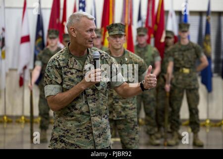 Generalleutnant Rex McMillian, Kommandant der Marine Reserve und Marine Nord, spricht mit verehrte Gäste und Besucher bei einem Befehl Zeremonie an der Bekämpfung der Logistik Regiment 4 Hauptsitz in Kansas City, Mo, 14. Juli 2018. Ändern des Befehls Feierlichkeiten im Laufe der Befehl von einem Marine zu einer anderen, als Symbol für die Übertragung der Zuständigkeiten seiner oder ihrer Position. Und als solche Behörden und Zuständigkeiten des 4. Marine Logistics Group wurden förmlich von Generalmajor Helen Pratt nach Brig. Gen. Karl Pierson. Stockfoto