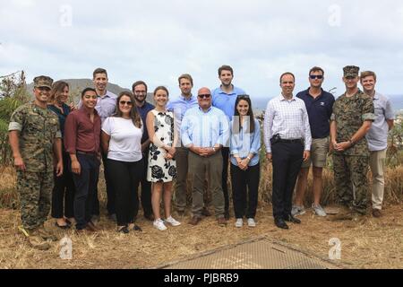 MARINE CORPS BASE HAWAII (14. Juli, 2018) Joe Donoghue (Mitte), gesetzgebenden Direktor für Senator John McCain (R-AZ), und seinen Mitarbeitern, posieren für ein Gruppenfoto mit US Marine Corps Oberst Raul Lianez, kommandierender Offizier, Marine Corps Base Hawaii und Oberst Michael Styskal, kommandierender Offizier, 3. Marine Regiment, nach einer kurzen bei Kansas Tower, Marine Corps Base Hawaii (MCBH), 14. Juli 2018. Der Besuch war eine Gelegenheit für die verschiedenen Mitarbeiter Delegierte aus den Büros der staatlichen Vertreter der Pacific Rim Übung RIMPAC (2018) Erfahrungen und Touren und Treffen teilzunehmen, ihre Auszudehnen, Stockfoto