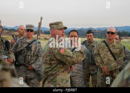 FORT HUNTER LIGGETT, Kalifornien - Maj Chet Zdanczewicz, ein Beobachter, Controller/Trainer mit dem 2/378 th OC/T Bataillon, gibt einen nach Action Report zu den Soldaten der 890th Transportation Co ICTC, von Logan, Utah, auf ihre Leistung während der Ausbildung auf Fort Hunter Liggett, 12. Juli 2018. Die 890Th TC ICTC führen ihre tödliche Krieger phase Ausbildung lanes für die jährliche Combat Support Training (CSTX). Stockfoto