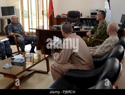 Jordanien (8. Juli 2018) Kapitän Jack Killman, Commander, Amphibischen Squadron 4 (Zweite von rechts); Oberst Farrell Sullivan (rechts), kommandierender Offizier, 26 Marine Expeditionary Unit; und Kapitän Joseph O'Brien, kommandierender Offizier USS Iwo Jima (LHD7), diskutieren über die Bedeutung der U.S-jordanischen militärischer Beziehungen mit jordanischen Brig. Gen. Ibrahim Alnaimat, stellvertretender naval Commander der Royal Jordanian Marine, 8. Juli 2018. Iwo Jima ist in die USA 5 Flotte Bereich der Maßnahmen zur Unterstützung der Marine im Einsatz für die Stabilität und Sicherheit in der zentralen Region um sicherzustellen, das die Medi Stockfoto