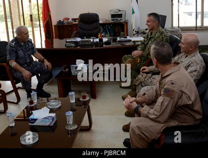 Jordanien (8. Juli 2018) Oberst Farrell Sullivan, kommandierender Offizier, 26 Marine Expeditionary Unit (rechts); Kapitän Joseph O'Brien, kommandierender Offizier USS Iwo Jima (LHD 7) (zweite von rechts) und Kapitän Jack Killman, Commander, Amphibischen Squadron 4, die Bedeutung der US-jordanischen militärischer Beziehungen mit jordanischen Brig diskutieren. Gen. Ibrahim Alnaimat, stellvertretender Befehlshaber der Marine, Royal Jordanian Marine, 8. Juli 2018. Iwo Jima ist in die USA 5 Flotte Bereich der Maßnahmen zur Unterstützung der Marine im Einsatz für die Stabilität und Sicherheit in der Region zu gewährleisten, Anschließen der Mediterra Stockfoto