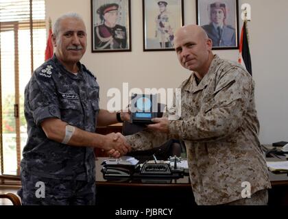 Jordanien (8. Juli 2018) Die jordanischen Brig. Gen. Ibrahim Alnaimat, stellvertretender Befehlshaber der Marine, Royal Jordanian Marine, stellt Oberst Farrell Sullivan, kommandierender Offizier, 26 Marine Expeditionary Unit (MEU), mit einer Plakette, 8. Juli 2018, die starke Bindung zwischen den USA und jordanischen Militärs zu gedenken. Komponenten des 26. MEU begeben USS Iwo Jima (LHD7), die mit der US-Flotte 5 Bereich der Maßnahmen zur Unterstützung der Marineoperationen bereitgestellt wird maritime Stabilität und Sicherheit in der Region zu gewährleisten und verbindet das Mittelmeer und den Pazifischen Raum durch den westlichen Indischen Ozean und drei s Stockfoto