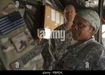 FORT HUNTER LIGGETT-US-Armee-reservesoldat Oberstleutnant Anita Shakir (Rechts), 1493Rd medizinische Loslösung, Cary, New York, bespricht ihre Einheiten Mission als die Bekämpfung der Operativen Stress mit Brig. Gen. W. Shane Buzza, Kommandierender General, 91st Abteilung Weiterbildung während CSTX 91-18-01, 13. Juli 2018. CSTX 91-18-01 ist ein Kampf Support Training übung, die sicherstellt, dass America's Army Reserve Einheiten und Soldaten ausgebildet und zum Einsatz bereit und fähig, Bekämpfung bereit, und tödlichen Feuerkraft zur Unterstützung der Armee und unsere gemeinsamen Partner überall in der Welt. Stockfoto