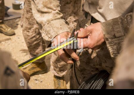 Unbekannten ORT, NAHER OSTEN - ein US-Marine mit der Bekämpfung der logistischen Abteilung 37 Special Purpose Marine Air-Ground Task Force angebracht, Krise Response-Central Befehl, Crimpkontakte eine detonation Netzkabel vor Ausführung eines Abriss Reichweite: 12. Juli 2018. Die Marines praktiziert verschiedene Ebenen des Referenzwerts, eine wichtige Fähigkeit in urbanen Kriegsführung Umgebungen verwendet. Stockfoto