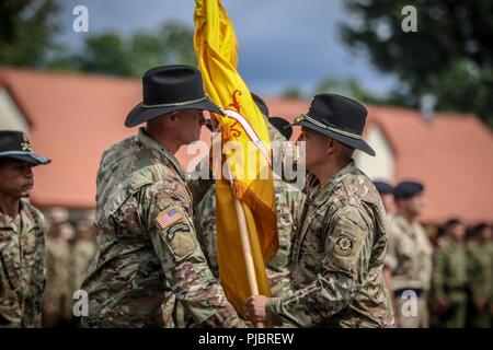 Oberst Patrick Ellis (rechts), 2.Kavallerie Regimentskommandeur, Pässe regimental Farben Oberstleutnant Timothy Wright (links), die eingehenden Commander für Battle Group Polen bei einem Befehl Zeremonie für die Battle Group Polen Bemowo Piskie, Polen am 14. Juli 2018. Battle Group Polen ist ein einzigartiges, multinationale Koalition von USA, Großbritannien, Kroatischen und rumänischen Soldaten, die mit der polnischen 15 mechanisierte Brigade als Abschreckung Kraft zur Unterstützung des NATO-Enhanced vorwärts Präsenz dienen. Stockfoto