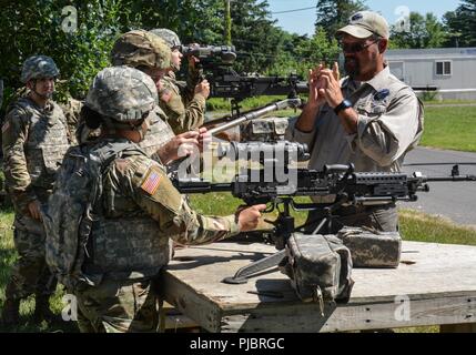 U.S. Army Reserve Troop Liste Einheit Soldaten Zug mit EIN/PAS-13 Thermische Waffe Sehenswürdigkeiten während des Betriebs Cold Steel II, 10. Juli 2018 Gemeinsame Basis Mc Guire-Dix - Lakehurst, N.J. Betrieb Cold Steel ist der US-Armee finden Crew - Serviert Waffen Qualifizierung und Validierung ausüben, um sicherzustellen, dass America's Army Reserve Einheiten und Soldaten ausgebildet sind und bereit, kurzfristig als Teil bereit, Kraft X zu implementieren und überall in der Welt bekämpfen - bereit und tödlichen Feuerkraft zur Unterstützung der Armee und unsere gemeinsamen Partner bringen. Stockfoto