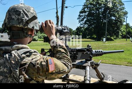 U.S. Army Reserve Troop Liste Einheit Soldaten Zug mit EIN/PAS-13 Thermische Waffe Sehenswürdigkeiten während des Betriebs Cold Steel II, 10. Juli 2018 Gemeinsame Basis Mc Guire-Dix - Lakehurst, N.J. Betrieb Cold Steel ist der US-Armee finden Crew - Serviert Waffen Qualifizierung und Validierung ausüben, um sicherzustellen, dass America's Army Reserve Einheiten und Soldaten ausgebildet sind und bereit, kurzfristig als Teil bereit, Kraft X zu implementieren und überall in der Welt bekämpfen - bereit und tödlichen Feuerkraft zur Unterstützung der Armee und unsere gemeinsamen Partner bringen. Stockfoto