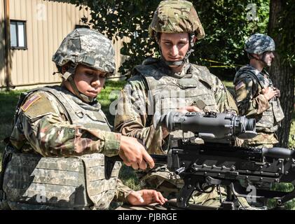 U.S. Army Reserve Troop Liste Einheit Soldaten Zug mit EIN/PAS-13 Thermische Waffe Sehenswürdigkeiten während des Betriebs Cold Steel II, 10. Juli 2018 Gemeinsame Basis Mc Guire-Dix - Lakehurst, N.J. Betrieb Cold Steel ist der US-Armee finden Crew - Serviert Waffen Qualifizierung und Validierung ausüben, um sicherzustellen, dass America's Army Reserve Einheiten und Soldaten ausgebildet sind und bereit, kurzfristig als Teil bereit, Kraft X zu implementieren und überall in der Welt bekämpfen - bereit und tödlichen Feuerkraft zur Unterstützung der Armee und unsere gemeinsamen Partner bringen. Stockfoto