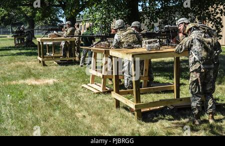 U.S. Army Reserve Troop Liste Einheit Soldaten Zug mit EIN/PAS-13 Thermische Waffe Sehenswürdigkeiten während des Betriebs Cold Steel II, 10. Juli 2018 Gemeinsame Basis Mc Guire-Dix - Lakehurst, N.J. Betrieb Cold Steel ist der US-Armee finden Crew - Serviert Waffen Qualifizierung und Validierung ausüben, um sicherzustellen, dass America's Army Reserve Einheiten und Soldaten ausgebildet sind und bereit, kurzfristig als Teil bereit, Kraft X zu implementieren und überall in der Welt bekämpfen - bereit und tödlichen Feuerkraft zur Unterstützung der Armee und unsere gemeinsamen Partner bringen. Stockfoto