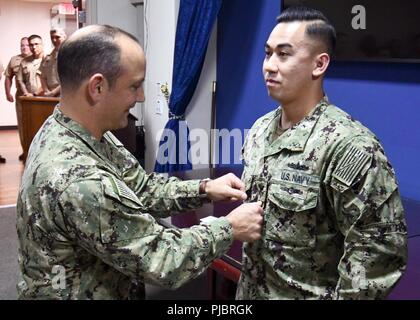 MANAMA, Bahrain (12. Juli 2018) - Command Master Chief Brian McDonough (links) fördert Yeoman 2. Klasse Liannedraw Sales Officer first class Petty während einer verdienstvollen Advancement Program (MAP) Förderung Zeremonie am U.S. Naval Forces Central Command (NAVCENT). Vier NAVCENT Seeleute wurden durch die Karte, die ist Teil der laufenden Talent Management Initiativen der Marine verwendet den Befehl Triade zu unterstützen, die besten Segler zu gelangen. Stockfoto
