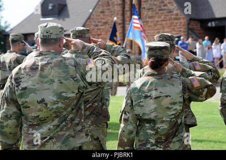 Soldaten zu 90 Truppe den Befehl, Oklahoma Army National Guard, Salute während dem Spielen der Nationalhymne bei einem Befehl Zeremonie an der 45th Infantry Division Museum in Oklahoma City, Oklahoma, 14. Juli 2018 zugewiesen. Stockfoto