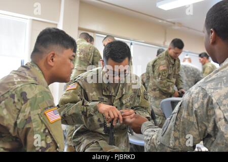 U.S. Army Reserve Troop Liste Einheit Soldaten ein M240B Maschinengewehr im Betrieb Cold Steel II, 9. Juli 2018 Gemeinsame Basis Mc Guire-Dix - Lakehurst, N.J. zerlegen Betrieb Cold Steel ist der US-Armee finden Crew - Serviert Waffen Qualifizierung und Validierung ausüben, um sicherzustellen, dass America's Army Reserve Einheiten und Soldaten ausgebildet sind und bereit, kurzfristig als Teil bereit, Kraft X zu implementieren und überall in der Welt bekämpfen - bereit und tödlichen Feuerkraft zur Unterstützung der Armee und unsere gemeinsamen Partner bringen. Stockfoto