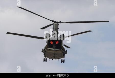 Die Royal Air Force Pilot demonstriert die fliegenden Fähigkeiten des Chinook HC.6 ein Hubschrauber während des 2018 Royal International Air Tattoo (RIAT) an RAF Fairford, Vereinigtes Königreich (UK) am 14. Juli 2018. RIAT feierte in diesem Jahr das 100-jährige Jubiläum der RAF und hob die Vereinigten Staaten überhaupt - starke Allianz mit Großbritannien. Stockfoto