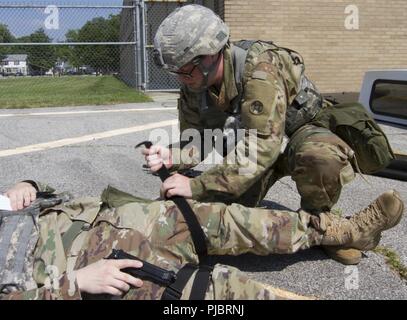 Ein Soldat von der 643Rd Region Support Group führt taktisches Betreuung während einer post-Befehl Übung in Whitehall, Ohio, 14. Juli 2018. Das Training war in der Vorbereitung für einen combat Support Training am Lager Ripley, Minn. Nächsten Monat durchgeführt. Ausbildung in grundlegenden Krieger Aufgaben und Schlacht Bohrer Soldaten erlaubt, für reale Situationen, außerordentlich vielfältig und komplex vorbereitet zu sein. Stockfoto