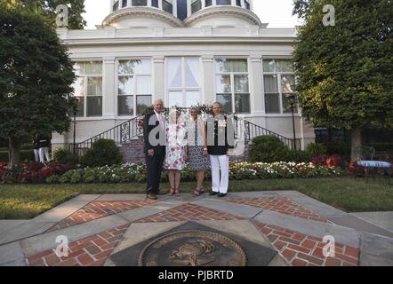 Von links, US-Senator Ron Johnson, Jane Johnson, D'Arcy Neller und Kommandant des Marine Corps Gen. Robert B. Neller posieren für ein Foto vor einem Abend Parade bei Marine Barracks Washington, Washington D.C., den 13. Juli 2018. Gen. Neller bewirtete die Parade und der Ehrengast war der US-Senator Ron Johnson. Stockfoto