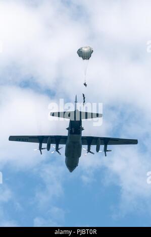 Soldaten und Wachposten aus der Luft und Armee aus Georgien, Kansas, Ohio und Texas an Airborne Operations durch Georgia Army National Guard 165 Quartermaster Unternehmen erleichtert, von General Lucius D. Clay National Guard Zentrum, Marietta, Georgia an der Preston Drop Zone auf Fort Gordon, Georgia, 14. Juli 2018. Stockfoto