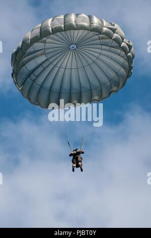 Soldaten und Wachposten aus der Luft und Armee aus Georgien, Kansas, Ohio und Texas an Airborne Operations durch Georgia Army National Guard 165 Quartermaster Unternehmen erleichtert, von General Lucius D. Clay National Guard Zentrum, Marietta, Georgia an der Preston Drop Zone auf Fort Gordon, Georgia, 14. Juli 2018. Stockfoto
