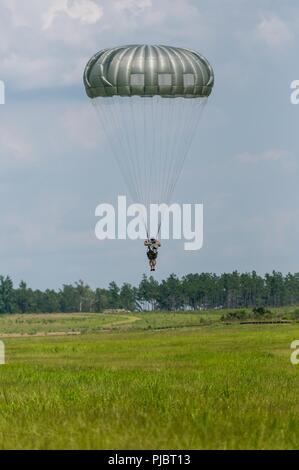Soldaten und Wachposten aus der Luft und Armee aus Georgien, Kansas, Ohio und Texas an Airborne Operations durch Georgia Army National Guard 165 Quartermaster Unternehmen erleichtert, von General Lucius D. Clay National Guard Zentrum, Marietta, Georgia an der Preston Drop Zone auf Fort Gordon, Georgia, 14. Juli 2018. Stockfoto