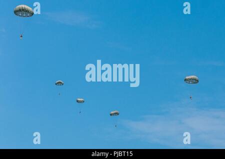 Soldaten und Wachposten aus der Luft und Armee aus Georgien, Kansas, Ohio und Texas an Airborne Operations durch Georgia Army National Guard 165 Quartermaster Unternehmen erleichtert, von General Lucius D. Clay National Guard Zentrum, Marietta, Georgia an der Preston Drop Zone auf Fort Gordon, Georgia, 14. Juli 2018. Stockfoto