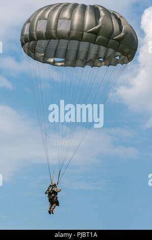 Soldaten und Wachposten aus der Luft und Armee aus Georgien, Kansas, Ohio und Texas an Airborne Operations durch Georgia Army National Guard 165 Quartermaster Unternehmen erleichtert, von General Lucius D. Clay National Guard Zentrum, Marietta, Georgia an der Preston Drop Zone auf Fort Gordon, Georgia, 14. Juli 2018. Stockfoto
