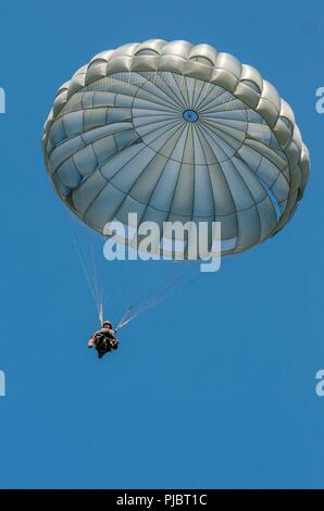 Soldaten und Wachposten aus der Luft und Armee aus Georgien, Kansas, Ohio und Texas an Airborne Operations durch Georgia Army National Guard 165 Quartermaster Unternehmen erleichtert, von General Lucius D. Clay National Guard Zentrum, Marietta, Georgia an der Preston Drop Zone auf Fort Gordon, Georgia, 14. Juli 2018. Stockfoto