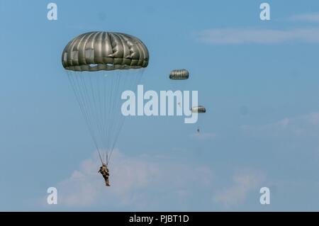 Soldaten und Wachposten aus der Luft und Armee aus Georgien, Kansas, Ohio und Texas an Airborne Operations durch Georgia Army National Guard 165 Quartermaster Unternehmen erleichtert, von General Lucius D. Clay National Guard Zentrum, Marietta, Georgia an der Preston Drop Zone auf Fort Gordon, Georgia, 14. Juli 2018. Stockfoto